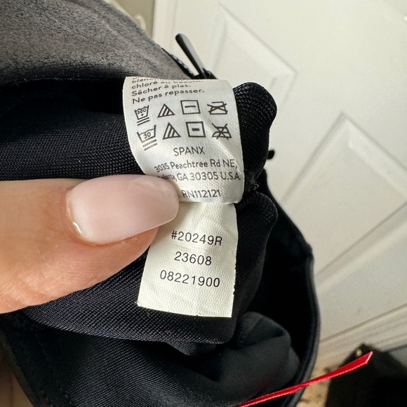 SPANX Faux Leather Hip Zip Leggings In Very Black Size Medium Compression Slim - Picture 9 of 12